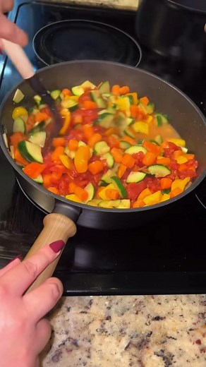 Pasta primavera (veggie pasta) There are so many ways to make it, but this is my favorite quick easy version. Takes about 20 minutes, and yes I made a double batch because next day leftovers hit different 😋 Recipe (Double Batch): - 2 boxes penne pasta - 3 zucchini - 3 bell peppers - 1 bag carrots - 28oz 14oz cans Italian crushed tomatoes - Minced garlic - Oil - Salt & pepper - Garlic & onion powder (to taste) - Parmesan cheese Veggie steps: - Add oil and garlic, cook til fragrant - Add zucchini