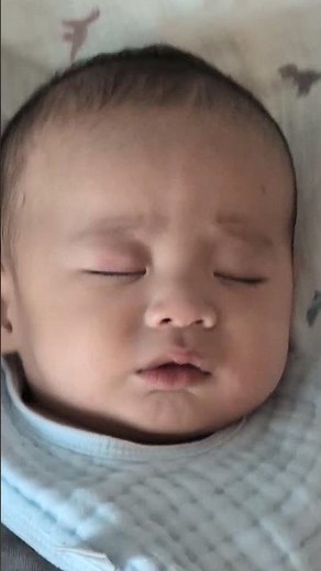 電動ハイローチェアでぎこちなく眠る赤ちゃん #生後4ヶ月 #赤ちゃん #ユラリズム