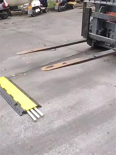 Outdoor Heavy Duty Rubber and Plastic Cable Protector Industrial 3 Channel Cable Ramp Cable Protector