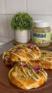 💚PISTACHIO SWIRLS💚 Met maar 3 ingrediënten maak je deze heerlijke pistachio swirls. Ik gebruik hier de pistache spread van @ahead_nl - zo lekker romig en zonder toegevoegde suikers!😍 Wat heb je nodig⬇️ 💚2 verse bladerdeeg 💚Pistache spread van @ahead_nl 💚Extra pistache nootjes voor de crunch (optioneel) 💚1 ei (om te bestrijken) 🇺🇸What do you need⬇️ 💚2 fresh puff pastry 💚Pistachio spread from @ahead_nl 💚Extra pistachio nuts for the crunch (optional) 💚1 egg (to brush) #pistachio #pista