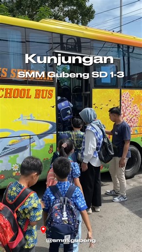 SMM Surabaya Gubeng on Instagram: "📻 Belajar Teknologi & Komunikasi di Radio Suara Surabaya Untuk memahami bagaimana teknologi dan komunikasi bekerja dalam kehidupan sehari-hari, Kawan Murid SD kelas 1–3 diajak belajar langsung ke Radio Suara Surabaya. Di sini, mereka mengenal bagaimana suara bisa disiarkan, bagaimana proses siaran berlangsung, hingga tahapan editing sebelum tayang di media online. Keseruan bertambah saat beberapa Kawan Murid mendapat kesempatan mencoba siaran di studio. Dari p