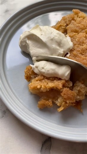 Den BEDSTE æbletærte🍎🥧 Der er kun en rigtig ting at bage, når det vrimler med æbler, og det er min mors æbletærte😍 Æbler med kanelsukker bagt i tærtefad med sprødt havregrynslåg - SÅ nemt og så lækkert😇 Få opskriften lige her: https://frederikkewaerens.dk/sproed-aebletaerte-med-kanel/ | Frederikkewaerens