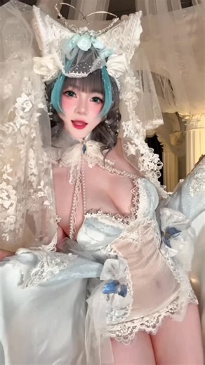 XIAOYU · 小鱼KIKO on Instagram: "What are you looking at Commander? 💕To be featured on my July Patre0n, linked in bio! White Seaside Melody Cheshire! Loving this beautiful new oath skin 💕 #cosplay #anime #xiaoyukiko #game"