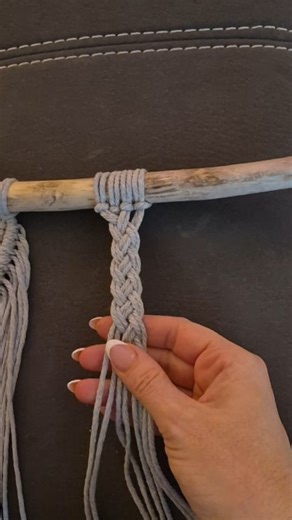 I’ve decided I’m going to focus a little more on sharing short, easy tutorials with you—simple ways to add extra layers and interest to your macramé pieces 🤍 This tutorial features a four-strand braid, one of my favorite techniques for adding texture without overcomplicating a design. It’s an easy way to elevate any macramé piece and make it feel a little more finished and intentional. Save this for later and let me know if there’s a knot or technique you’d love to see next #macrametutoríal #sh