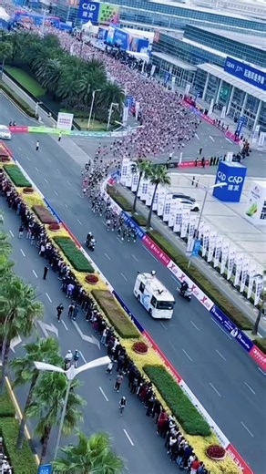 35.000 người xuất phát lúc 7h10 sáng tại giải Hạ Môn Marathon. Mùa race cuối năm đã bắt đầu mở đăng ký khi thời tiết dần mát hơn. #running #runner #marathon #chaybo