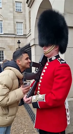 Tourist Mocked the Guard… He Didn’t Expect This 😳💂‍♂️”