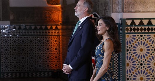 La reine Letizia éblouissante à l’Alcazar de Séville dans une robe bijou déjà portée