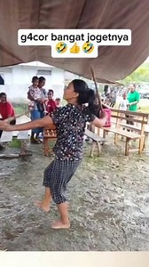 5.8M views · 13K reactions | Inilah joget pengusir duda ganas 藍 #Joget #Viral #Lucu #Hiburan #Musik #Populer #Publik #Reel #Fyp Lagi Viral Lucu & Viral Konten hiburan Daftar Populer Trend Music @sorotan | Yusman Buulolo | Facebook