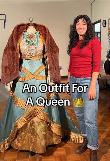 Queen Tye's stage costume shines like a jewel on stage 💎(and no wonder, her dress is bedecked in jewelry, from rhinestones to pearl beads to gold leafed hems). 👗 See this gorgeous dress live onstage in Philip Glass' stunning opera Akhnaten, one of the best things to do in Los Angeles! Costume Design By: Kevin Pollard #costumes #stage #theater #costumedesign