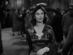 Romance in The Classic Cinema Waterloo Bridge 1940 Vivien Leigh, Robert Taylor Waterloo Bridge is a 1940 remake of the 1931 American drama film also called Waterloo Bridge, adapted from the 1930 play Waterloo Bridge. In an extended flashback narration, it recounts the story of a dancer and an army captain who meet by chance on Waterloo Bridge. The film was made by Metro-Goldwyn-Mayer, directed by Mervyn LeRoy and produced by Sidney Franklin and Mervyn LeRoy. The screenplay is by S. N. Behrman, H