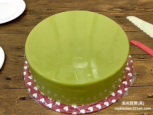 Simple Elegant Pandan Layer Cake Recipe-made With Fresh Pandan Making Pandan Layer Cake is not difficult, it is great to be served as a birthday cake too. This recipe uses fresh coconut milk and pandan juice. Pandan Layer Cake made using fresh ingredients will have a nicer color and better taste as compared to those made with boxed coconut milk and pandan essence. | MyKitchen101en