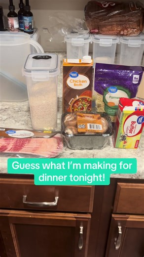 Rice, mushrooms, bacon, chicken broth, butter, Parmesan cheese and a touch of heavy cream, garlic, salt and pepper. #guess #dinner #recipe #easydinnerideas #fyp