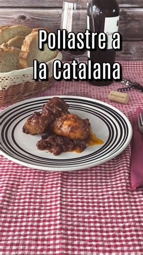 Retalls de Cuina on Instagram: "El pollastre a la catalana és un d'aquells rostits tradicionals que són, literalment, per sucar-hi pa. Una cassola de fer xup-xup que, si bé demana una mica de temps, no té gaire complicació. Com tots els rostits de cassola cal deixar-los reposar una bona estona abans de servir-los. I com sempre, recomanem de preparar-lo el dia abans. Aquest repòs fa que els sabors i aromes s'integrin i que la carn agafi tots els matisos del rostit. Ingredients per a 4 persones: •