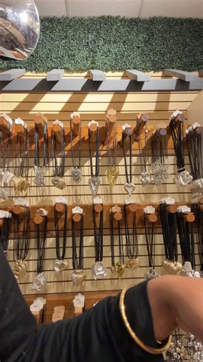 Happy Thursday Ladies 📿💍👛 @topfans | Girly Thingz by Key