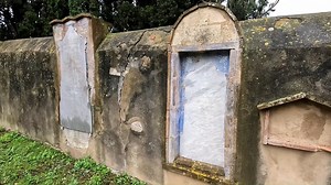 Mi trovo a Bolgheri in Toscana per andare a visitare il vecchio cimitero ottocentesco dev'è sepolta la nonna di Carducci. E' un piccolo angolo di pace tra le colline ed i cipressi, con ancora tantissime lapidi antiche. | Albyphoto Urbex