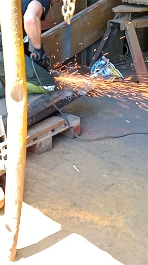 GRINDING OFF EXCESSIVE FCAW WELDING IN MANUFACTURING WORKSHOP USING FLAPPING DISC
