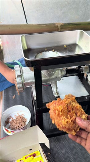 Capek Ngulek? Saatnya Beralih ke yang Praktis! 🚀 Lagi dapet pesanan bumbu kacang atau bakso dalam jumlah banyak? Jangan habisin tenaga buat numbuk manual! Dengan Gilingan Serbaguna kami, bikin bumbu kacang yang creamy atau giling daging yang halus cuma butuh hitungan menit. ✅ Multifungsi: Bisa untuk kacang, daging, cabai, dan bumbu dapur lainnya. ✅ Material Kokoh: Awet dan food grade. ✅ Hasil Konsisten: Tekstur gilingan bisa diatur sesuai selera. Bikin kerjaan dapur jadi lebih ringan, omzet mak