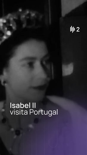 Foi a 6 de fevereiro de 1952 que começou o reinado de Isabel II (1926-2022), um dos mais longos da história 💜 Tendo durado 70 anos e 214 dias, o reinado da monarca britânica foi apenas superado em duração pelo do francês Luis XIV. Durante este período, Isabel II visitou por duas vezes Portugal. A primeira foi em fevereiro de 1957, justificando a primeira cobertura de um grande evento pela então recentemente criada RTP. Regressou para uma segunda visita em 1985. A 21 de abril deste ano assinala-