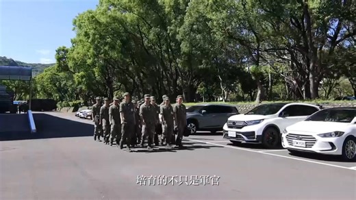 🎓 政戰學院系列｜本週聚焦：政治學系💬✨ 對國際局勢敏銳、對公共安全與行政管理有興趣嗎？ 國防大學政治作戰學院政治學系分為「國際關係組」與「行政管理暨公共安全組」，帶你從不同角度理解國防與社會運作！🌟 🌏 國際關係組 培養國際情勢分析、區域安全觀察與國防外交基本能力，帶你看懂世界如何影響國家安全。 🛡️ 行政管理暨公共安全組 著重行政流程、公共安全觀念與組織運作，訓練你解決問題、協調與執行的核心能力。 系上活動及課程都相當豐富，讓你在軍事化環境中培養紀律、國際視野與行政策劃行動力❤️ 想知道更多學系特色與學習內容？ 快點進影片看看吧！🎥⬇️⬇️⬇️ 政戰學院招生聯繫方式：0932490006林柏均少校 #國防大學 #政戰學院 #政治學 #國際關係 #行政管理暨公共安全 #招生 #大學生活 #未來選擇 | 國防大學National Defense University