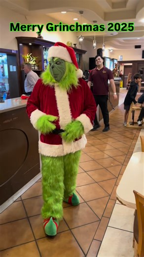 Una visita inesperada en Golden China. El Grinch llegó a robar la Navidad… pero terminó visitando a nuestros comensales y tomándose fotos 😂💚✨🎄 | Golden China Mexicali