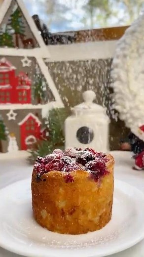 Everyone NEEDS! 😳 to Make These Mini Cranberry Cakes This Christmas.. #thebakefeed #bakingmadeeasy