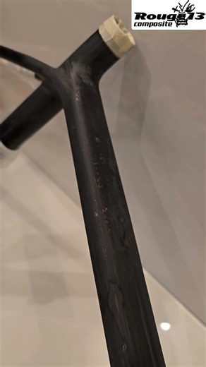Une casse carbone massive sur ce cadre de vélo