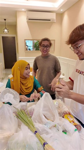 Nak runtuh rumah aku! tapi takpe lah, setahun sekali je kan datang umah apom