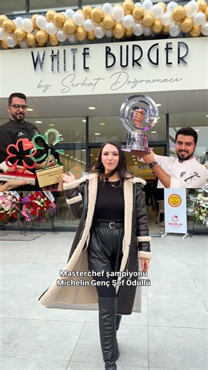 İrem Kasap on Instagram: "MasterChef şampiyonu Serhat Şef Bursa’da ilk şubesini bugün açtı 😍 @whiteburgertr @dogramaciserhat #reklam Biz gittiğimizde daha ilk günden inanılmaz bir kalabalık vardı, ilgi gerçekten yoğundu. Smash burgerlerin lezzetini çok sevdik. Köfteler \u00100 dana kaburgadan yapılıyor, özel soslarıyla birlikte burgerler baya lezzetli olmuş. Yanında gelen çıtır çıtır patatesleri de mutlaka deneyin, gerçekten çok iyi 👌 Fiyatlar: Simple Smash Burger; 60 gr 329₺ / 120 gr 499₺ / 1