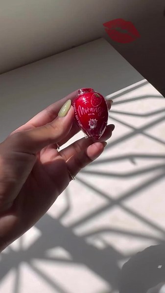 Celebre o Dia do Beijo com Gloss de Morango