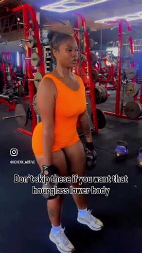 Curtsy squats shape your glutes, tighten your thighs, and sculpt your hips all in one