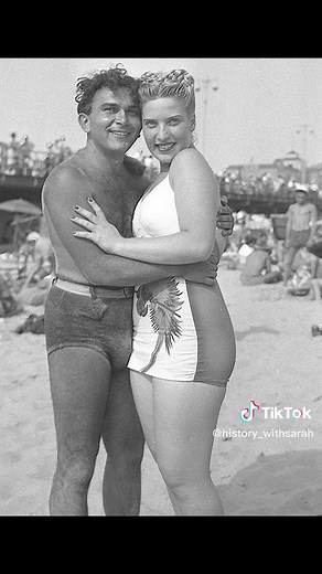 Romantic 1940s Couple: A Love Story Captured in Black and White