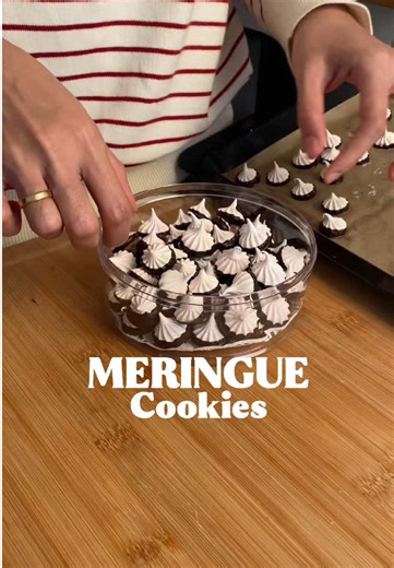 Waktu Indonesia Bagian Kue Lebaran! Ep. 1 : Meringue Cookies Gemes, manis, lumer di mulut. Ini tipe yang dimakan satu-satu… eh tau-tau habis setoples😂 Btw, dicelup cokelat gini jadi lucu banget ya? Kayak..ih gemesh! Pakai Holland cokelat compound tuh hasilnya smooth, rasa cokelat susunya juga kawin banget dipaduin sama meringue yang renyah👌🏻 _________ ⬇️RESEP⬇️ Untuk 140-an pcs • 60 gr putih telur, suhu ruang • ⅛ sdt cream of tartar (atau ¼ sdt air lemon / jeruk nipis / cuka) • Sejumput garam