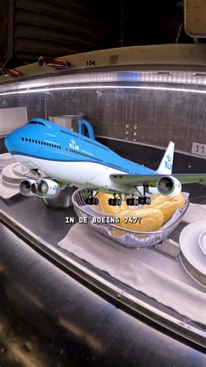 Hoe werkt de servicelift in de Boeing 747 om maaltijden te verplaatsen? 🍽 Ontdek het in deze video! 👀 De food elevator brengt eten en drinken van het hoofddek naar het bovenste dek. Zo kunnen medewerkers van de afdeling Catering de maaltijdtrolleys vóór vertrek snel en veilig naar boven brengen, zelfs tijdens turbulentie of lange vluchten. | Aviodrome