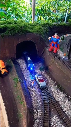 Miniature Train vs Mobil Silver