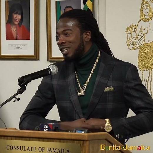 Gyptian Performs 'Hold You' Quickie