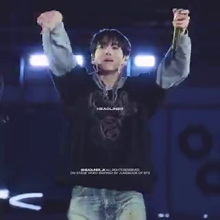 جونقكوك عطاهم اول خطوه بعدها كملو معه وصارو كلهم واقفين مع بعض يستذكرون الخطوات اوف احببهم 🥺