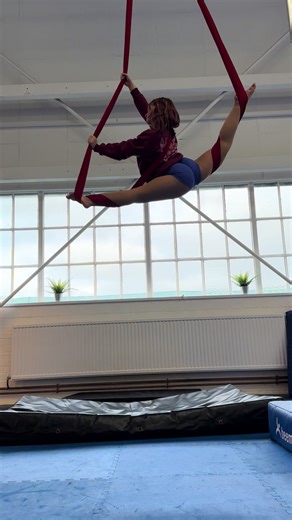 Oversplitting out of the weekend, with straight legs🍑😌 #aerialistsoftiktok #aerialist #aerialsling #splits #flexible
