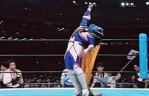 Ｓｈｉｎｊｉ on Instagram: "新日本プロレス FANTASTIC STORY in 闘強導夢 東京ドーム 観衆 6万3500人（超満員札止め） ▶ 第三試合 IWGPジュニアヘビー級選手権試合 60分1本勝負 〇神サンダーライガー（20分9秒、体固め） ●ウルティモ・ドラゴン 雪崩式フランケンシュタイナーからの体固めで獣神サンダーライガーのピンフォール勝ち、挑戦者が第21代王者に。 ※第20代王者ウルティモ・ドラゴンが2度目の防衛に失敗。獣神サンダーライガーが第21代王者となる。 獣神サンダーライガー 「ドラゴンのグラウンドの甘さに助けられた。もう少し空間を利用してもよかったけど、このままいったら大事故が起こる恐怖がある。ドラゴンはもっと海外に出ることでグングン成長する。」 #プロレスマスク #プロレスマスク製作 #maskcollector #maskcollection #luchalibre #luchadormexicano #cmlldeluchalibre #獣神ライガー #獣神サンダーライガー #jushinthunderliger #jushinliger