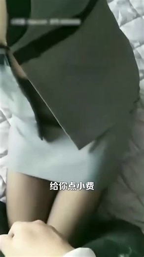 出差住酒店遇见极品客房服务员，找借口让上门打扫卫生，一直在身后各种试探，看美女没有什么反应，就在她身后蹭了起来，可能动作太大了，美女有点生气，但是奈何还是没忍住小伙的花言巧语，说好的就在旁边“蹭一蹭”，但是美女没忍住主动让插进了嫩穴~完整版看下方推文哈~https://t.co/9yiLWBUTIe