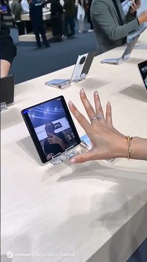Huawei Air Gesture file transfer on Mate 70 — wirelessly share files without touching your phone