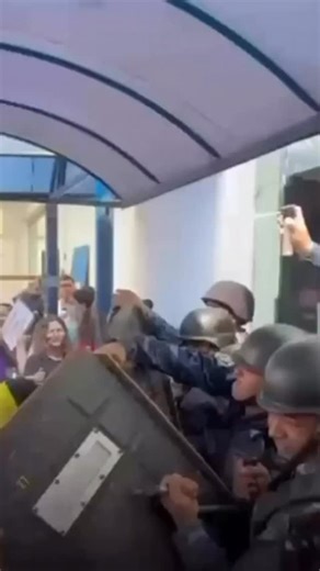 Edmilson Rodrigues on Instagram: "As forças politicas comandadas pelo clã Barbalho atacaram covardemente os servidores públicos que protestavam na Câmara Municipal de Belém contra o desmonte de direitos, nesta quarta-feira, 17. As cenas que ganham as redes impressionam pelo elevado grau de covardia: bala de borracha, spray de pimenta, mata-leão, expulsão das galerias, sangue e gritaria contra inocentes. Há servidores municipais feridos em decorrência da selvageria ordenada diretamente pelo coman