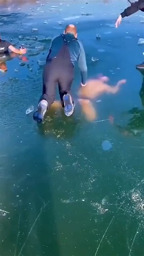 prohibited videos daily on Instagram: "Follow us for more banned content. 荷兰利用动能路面将车辆通行转化为电能。这些路面嵌入 压电晶体和感应线圈,捕捉来自汽车、自行车轮胎的振动 和压力。当车辆驶过时,重量和速度会对路面产生动态载 荷。路面会微幅变形,从而引发机械应力。内置的压电材 料将这种应力转化为电能,同时电磁感应捕捉滚动动能。 每辆车通过时产生微量电荷,而高速公路上数万车辆累积 就能生成足够电力驱动路灯、交通信号和充电站。在鹿特 丹港附近的高流量路段,每天约有5万辆车为系统贡献能 量。这些电能可储存于电池或实时并网,减少化石燃料依 赖,并推动智能交通基础设施。 这种技术将日常交通转化为可靠的可再生能源 #荷兰 #知识 #事实 你知道吗 推荐科技创新能源 可持续 实验 热门"