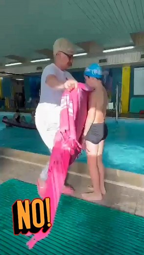 ⚠️ Lascia le braccia libere. È una scelta di sicurezza! #sicurezzainacqua#visibilitàinpiscina#bambiniinsicurezza#elenssport#educazioneacquatica#prevenziineinfanzia#genitoriattenti#acquaticitàresponsabile | Eleonora Tricerri