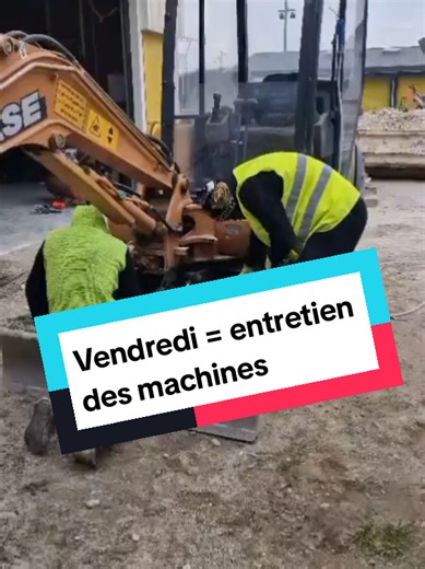 Vendredi c'est entretien ! Graissage de 1er niveau et nettoyage des cabines 👍🏻 En tant que conducteur d'engin, vous êtes le pilier de l'efficacité sur le terrain. Mais saviez-vous que votre rôle ne s'arrête pas à la manipulation des commandes ? Maîtriser les bases de l'entretien de votre pelle mécanique, votre chargeuse, votre tractopelle ou tout autre engin de chantier est un atout majeur, tant pour votre sécurité que pour la productivité globale. On vous dévoile pourquoi un entretien prévent