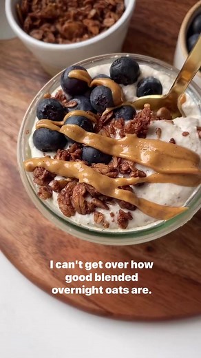 I’m loving the thick, pudding-like consistency of blended overnight oats. They’re so easy to make and such a fun way to switch up your typical overnight oats! https://www.eatingbirdfood.com/blended-overnight-oats/ | Eating Bird Food