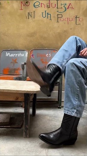 bota vaquera en grabado cuello de toro
