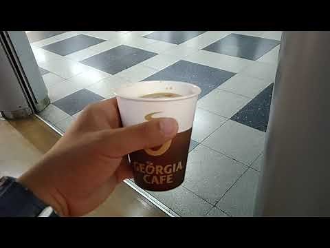 ジョージア炊きたてコーヒーの自販機でカフェオレを購入。