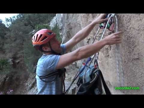 Rápel desembragable con descensor de ocho empotrado