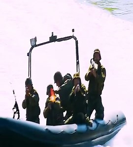 A team of Navy SEALs discover an underwater treasure in a Bosnian lake. | Thauany Silva