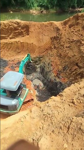 Wow! This Excavator Mines Deep for Gems 💎 | Ceylon Sapphire Mining in Sri Lanka 🇱🇰